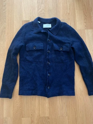 Mörkblå overshirt i ull från Selected Homme - Snygg mörkblå overshirt i ull från Selected Homme | Storlek S | Fint skick✅ |