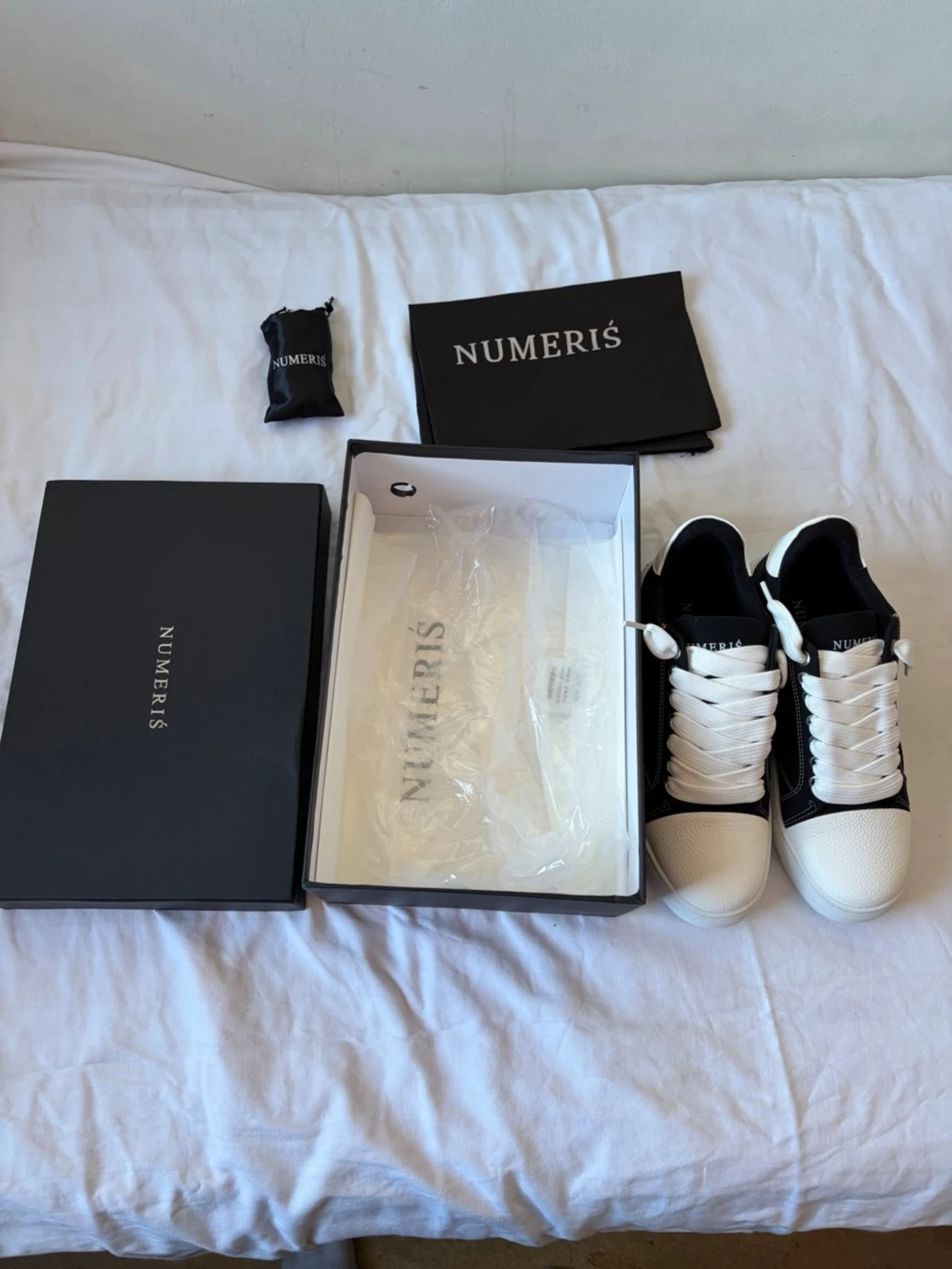 Svarta och vita sneakers från Numeris