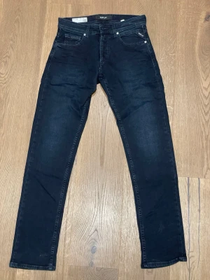 Replay jeans - Snygga replay jeans i mörkblå färg, sitter slim/straight. 