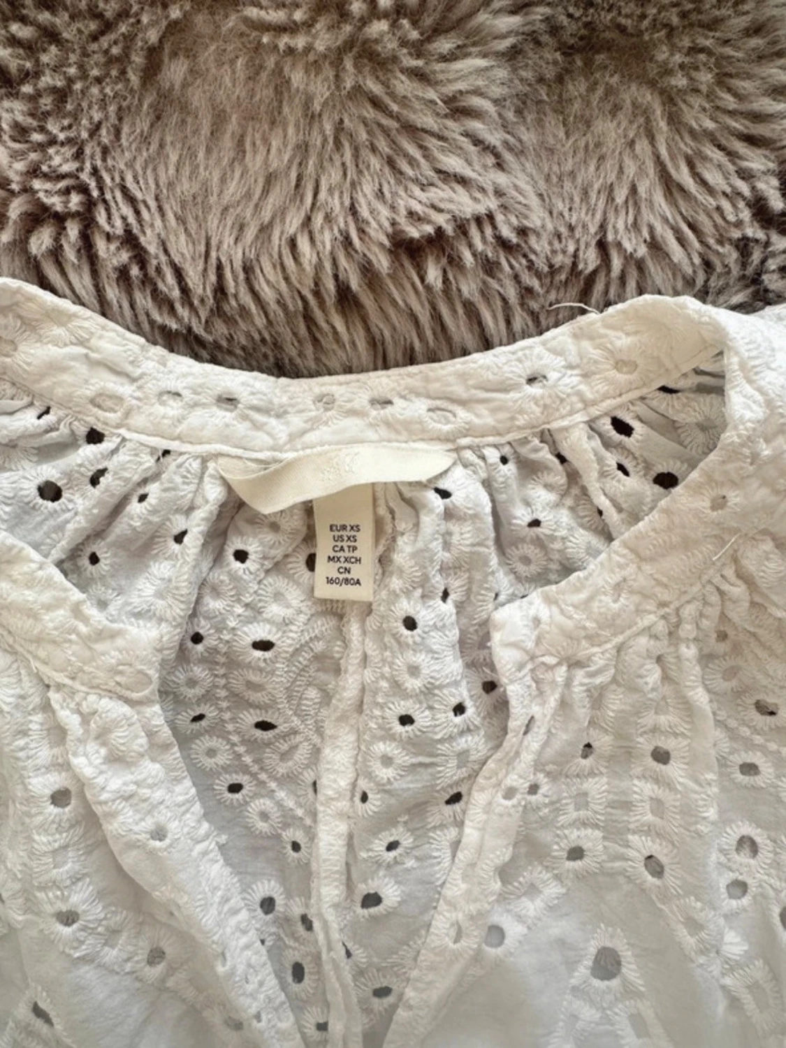 Vit broderad blus med v-ringning - 3