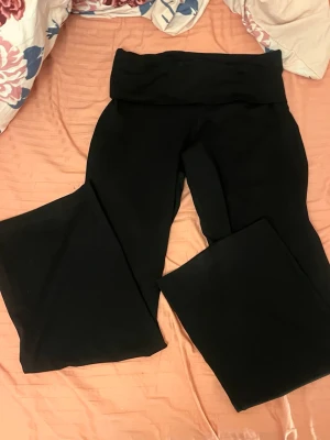 Svarta yoga leggings från Bik Bok - HELT NYA!!! Storlek L men passa också som M.  Säljer också grå sånna byxor. #yoga #brandy #vintage #trendy