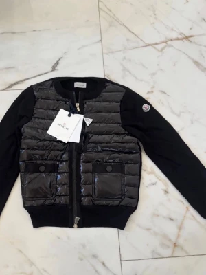 Moncler cardigan dam - Helt ny moncler cardigan dam, storlek S. Kan mötas upp i skåne…