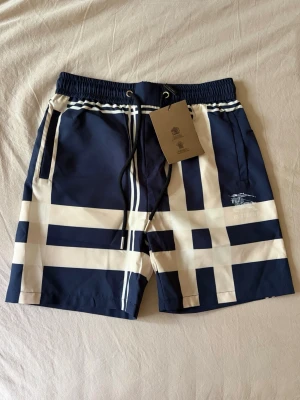 Burberry Shorts - Burberry shorts/badbyxor i nyskick, aldrig använda. Storlek M men något små i storleken. Pris kan diskuteras.