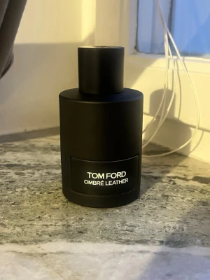Tom Ford Ombre Leather EDP 100ML - En kraftfull och elegant doft med tydliga lädernoter, träiga inslag och en mörk, sofistikerad karaktär. Perfekt för kvällar, kallare väder och mer uppklädda tillfällen.  • 100ML flaska • Mycket bra prestanda och hållbarhet • Originaldoft från Tom Ford • Skick enligt bilder