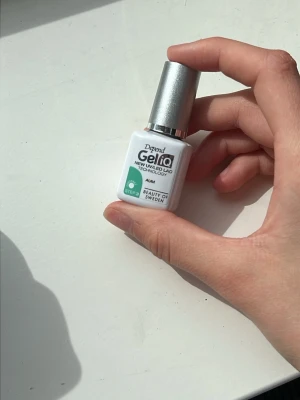 Depend Gel iQ UV/LED-lack Aloe -  Turkos / grönt Gel iQ UV/LED/ nagellack. ALDRIg använd då jag råka beställa fel färg❤️