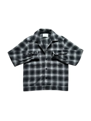 Rutig skjorta  - Stilren rutig skjorta från these glory days i svart och grått. Skjortan har klassisk krage, knäppning framtill och långa ärmar. Perfekt för dig som gillar en avslappnad men trendig look.