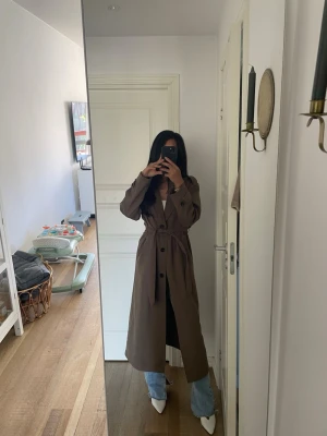 Brun trenchcoat  - Så fin trench. Säljer pga har 5 st olika trench hemma. Storlek xs. I nyskick! Köptes förra året. Nypris 699kr 