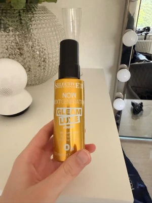 Guldig Gleam Luxe finishspray - Säljer en Gleam Luxe finishspray från Selective Professional. Flaskan är guldig med svart lock och rymmer 100 ml. Perfekt för att ge håret extra glans och en lyxig finish. Enkel att använda tack vare sprayfunktionen.