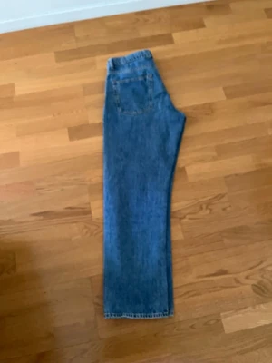 Jeans skate Loose LL blue från VALENT  - Ett par nya blå jeans från VALENT .Jeansen är tillverkade i 98% bomull och 2% elastan för en bekväm passform. De har en bakficka och tidlös denimlook som passar till många olika stilar. Midjan 84 cm , längd 104-106 cm .