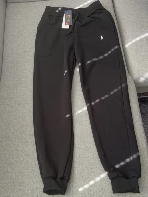 Polo Ralph Lauren mjukisar - Helt oanvända med tags. Kom med ett bud vill bara sälja den snabbt!!
