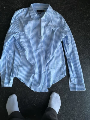 Blårandig skjorta Ralph Lauren - Helt oanvänd skjorta ralph lauren. S men sitter som M