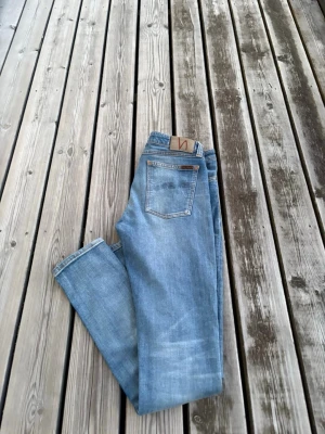 Nudie jeans  - Säljer ett par ljusblåa nudie jeans. Riktigt snygg färg och bra skick. Storlek: W31, L34. Hör av dig vid fundering