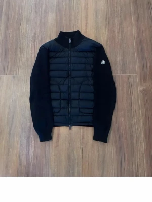 Moncler cardigan  - Säljer min moncler cardigan, knappt använd. Den har jätte bra skick. Den är storlek m men passar s också. Pris kan diskuteras vid snabb affär.