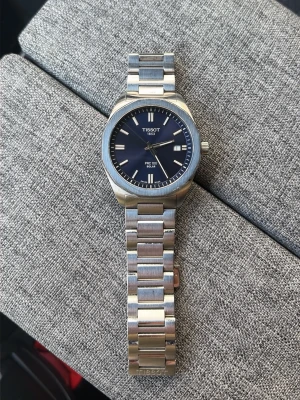 Tissot PRC blå urtavla stållänk - Snygg Tissot PRC 100 SOLAR klocka med blå urtavla och robust länkarmband i rostfritt stål. Klassisk rund boett och stilrena indexmarkeringar. Perfekt accessoar för dig som gillar tidlös och modern design. Nypris 6100kr