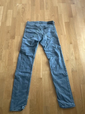 Ljusblå raka jeans från Lee - Säljer ett par ljusblå jeans från Lee med klassisk femficksdesign och raka ben. Jeansen har detaljerade sömmar och Lee-logga på bakfickan. Tillverkade i bomull med en skön passform som funkar till många olika stilar.