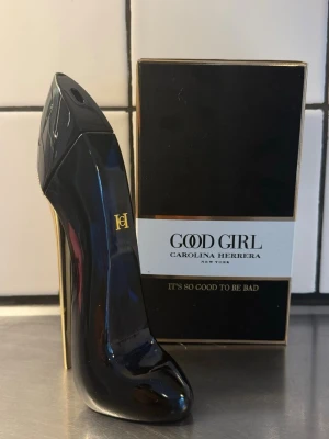 Good Girl parfym från Carolina Herrera - Good Girl parfym från Carolina Herrera i en unik flaska formad som en svart högklackad sko med gulddetaljer. Flaskan har en elegant och lyxig design som verkligen sticker ut på parfymhyllan. Kommer med originalförpackning.