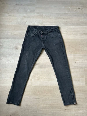 Svarta Dsquared2 Jeans Slim fit Storlek W32 L34 - Fina DSQUARED2 jeans i svart färg. Jeansen är i mycket bra skick och sparsamt använda. |  Äkta som allt annat jag säljer! ✅ |  Storlek: W32 L34| Skick: Mycket Bra Skick | Färg: Svart | Märke: DSQUARED2 | Modell: Jeans |  Hör gärna av dig vid frågor så svarar jag så fort jag kan! 😁 |   (SKU - 146)