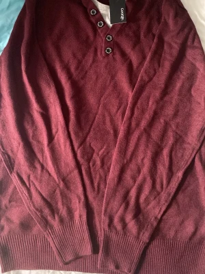 Vinröd stickad tröja från George - Schysst vinröd stickad tröja från George. Storlek: L  Skick: 10/10 (ny med prislapp). Mitt pris utgår från 300