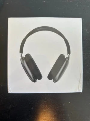 AirPods Max USB-C – ÄKTA & OÖPPNADE 🎧✨ - Säljer ett par äkta AirPods Max USB-C i svart färg. Fick dem av min mamma efter hennes jobbresa i California, men jag använder redan andra hörlurar så säljer vidare dem.  ✅ Helt nya & fortfarande plastade ✅ USB-C modellen (senaste versionen) ✅ Original Smart Case ingår ✅ Aktiv brusreducering & sjukt bra ljud ✅ Perfekta till musik, gym, resa och vardag  ℹ️ Inget kvitto finns kvar därför säljs de billigt. Ingen retur efter att plasten öppnats.