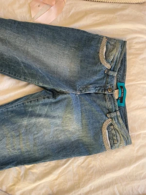 Marc Aurel jeans med rhinestones - Jeans från Marc Aurel med insydd kil längst ned för att göra byxorna mer utavängda. Kan kläs upp och kläs ned. Aldrig använda priset kan förhandlas💕