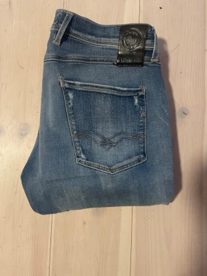 Replay jeans - Tja, säljer nu ett par replay jeans modell= anbass, W30 hör av er vid minsta fundering, se bilder för mått, priset går att diskutera vid snabb affär, ny pris= 2000 