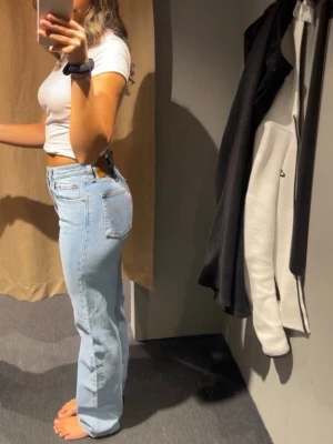 Levi's ljusblå raka jeans - Säljer ett par klassiska ljusblå jeans från Levi's med rak passform och hög midja. 