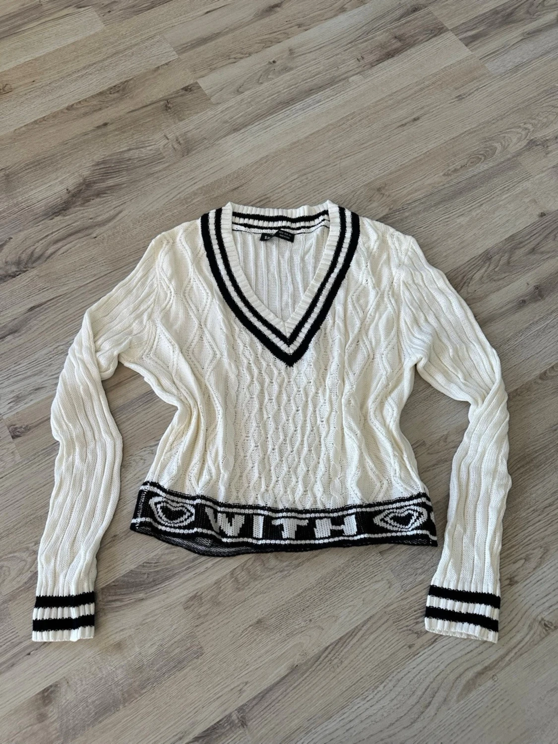 Vit stickad tröja med svarta detaljer - 1