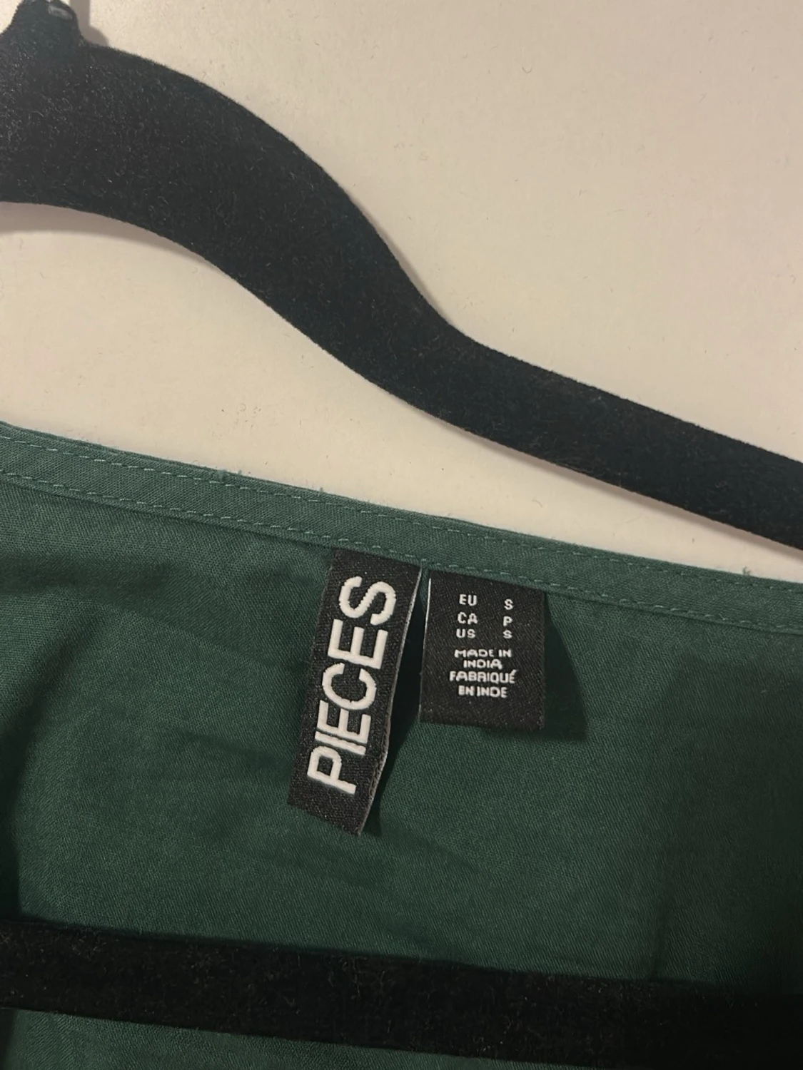 Grön blus med knytning framtill - 1