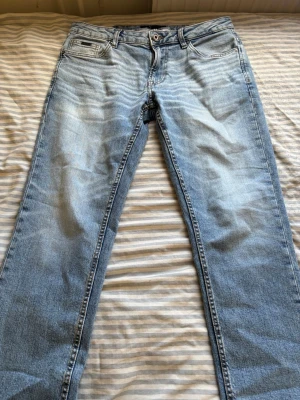Ljusblå jeans från SMOG, 31/30 - Är öppen för seriösa bud                                Snygga ljusblå jeans från SMOG med klassisk femficksmodell och raka ben. Jeansen har en tvättad look med ljusa partier och orangea sömmar. Perfekta för en avslappnad stil och passar till det mesta.