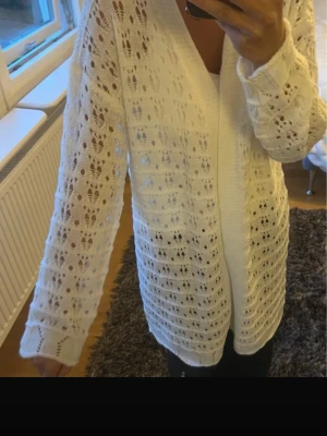 Kofta  - Säljer denna kofta i storlek M fast passar även XS och S. mycket bra skick! vid intresse är det bara att höra av sig❣️