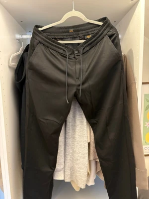Hugo Boss byxor - Boss black chinos 