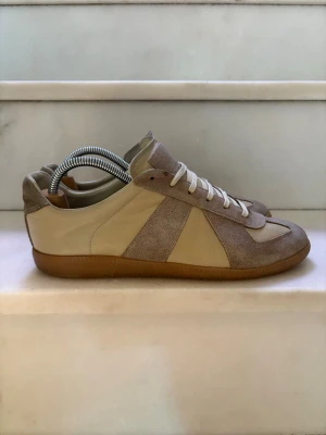 Maison margiela Gats  - Maison Margiela Gats, 8/10 skick, storlek 42, Digitalt kvitto finns. Enda defekterna är på tån av skon och en blå prick färg som knappt syns.  Priset går att pruta ner vid snabb affär. Perfekta till sommaren ☀️( säljes snabbt )