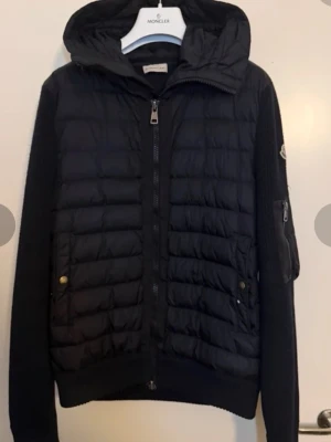 Moncler Padded zip-up cardigan - Skick 9/10, storlek S. Givetvis autentisk, Nypris 12000, Endast 3299. Vid fler funderingar och frågor, HMU! 