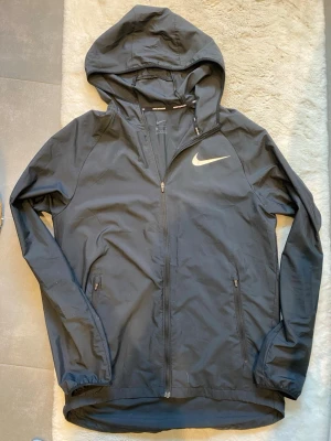 Nike miller windbreaker - Snygg svart nike miller windbreaker i strl s. Mycket bra skick inga defekter. Fraktar samma dag.