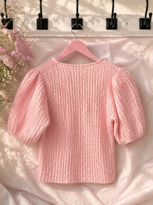 Rosa topp med puffärm - 🌸 Rosa textured topp med puffärm 🌸 Så söt och feminin topp i babyrosa med superfint strukturmaterial och puffärmar ✨ Perfekt till sommaren, brunch, fika eller när man vill känna sig extra cute 💕  Bundle finns🤍  - Soft and pieces 
