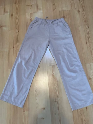 Beige linnesbyxor från Lager 157 - Längd: 95 cm och midjan: 65 cm
