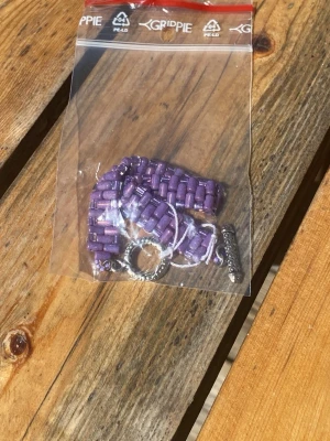 Handgjort lila armband - Ett handgjort lila armband i silver, perfekt för dig som vill ha lite mer färgglada smycken nu i sommar. Skriv för fler frågor🤍