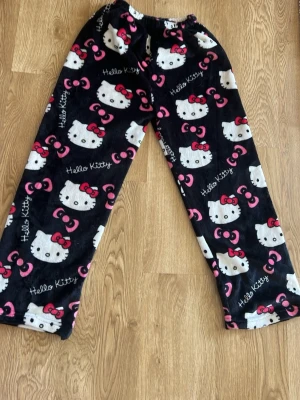 Hello kitty pyjamas byxor - Pyjamas byxor i fleece, väldigt stretchiga i midjan
