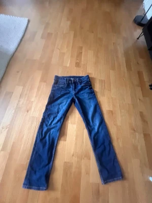 Mörkblå raka jeans - Snygga mörkblå jeans med rak passform och klassiska. Jeansen har en enkel design med knapp och dragkedja framtill. Perfekta för dig som gillar en tidlös och clean look. storlek 152 och har bara testat 1 gång och dom var för små 