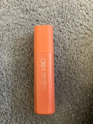 O&M Curl Curl Gel  - O&M Curl Curl Gel i en snygg orange plastflaska. Perfekt för att definiera och framhäva lockar. Enkel att använda med praktisk pump. Passar dig som vill ha mjuka och glansiga lockar utan att håret känns stelt. Produkten är oöppnad och oanvänd.