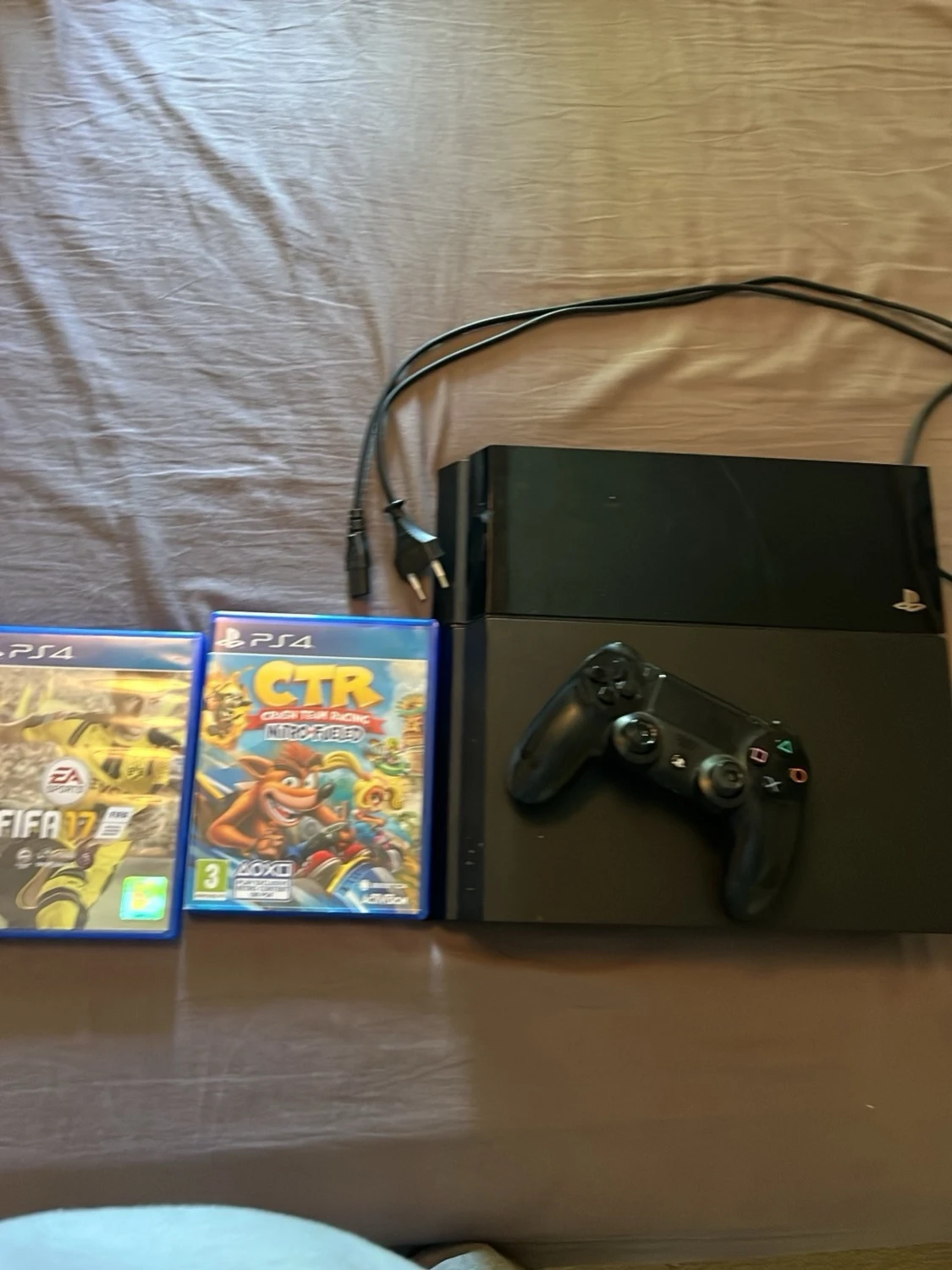 PlayStation 4 med handkontroll och spel
