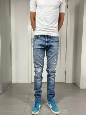 Replay Anbass Jeans  - Säljer nu dessa Replay Anbass Jeans med snygga slitningar i populär design, skriv för fler bilder/frågor🙌🏼