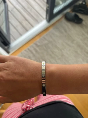 Silver armband med stenar - Säljer ett jätte fin armband ifrån Raglady jag använt några gånger under en period, de är silvrigt med stenar på. Omkrets var circka 22cm
