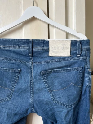 Jacob Cohen W30 - Säljer Jacob Cohen jeans i storlek: W30. Sommarversion, lite tunnare och extremt sköna. Äkta. Skriv för frågor, pris förhandlingsbart. Nypris: +-6000kr