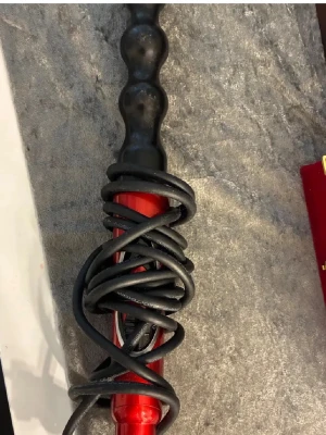 Röd locktång med bubblig stav från OBH Nordic - Säljer en röd locktång med svart bubblig stav och sladd. Perfekt för att skapa definierade lockar och vågor. Handtaget är ergonomiskt format och materialet är en kombination av plast och metall. .