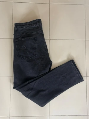 Jacob Cohen jeans  - Riktigt feta svarta Jacob Cohen jeans i Limited Edition! Jeansen passar till vilken outfit eller årstid som helst och är klass på alla vis. Personen på bilden är 193 cm 
