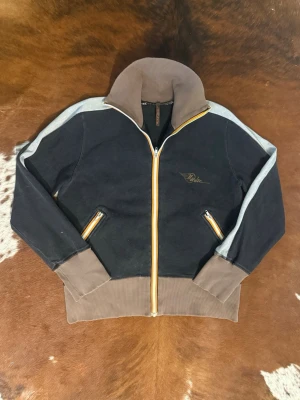 Vintage 2000s nudie fullzip - Tjena! Säljer denna riktigt snygga och sällsynta nudie tröjan ifrån tidigt 2000tal: Fint begagnat skick: Storlek-M: Nypris-Runt 1400kr: Hör av dig vid funderingar!🙌