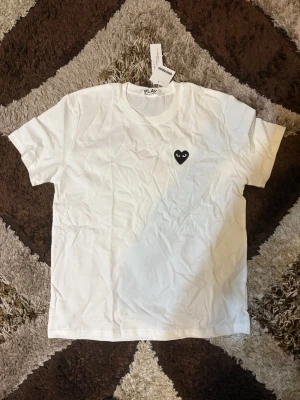 Comme des Garcons T shirt  - En skön cdg T shirt som sitter lite baggy på mig så behöver skickas tyvärr! | Skick; 10/10 | strl; XL men sitter som L | Pris kan diskuteras vid snabb och smidig affär!/Mvh Nitro👨🏽‍🎨