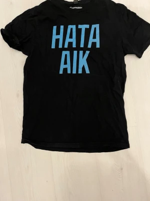 Hata aik t shirt  - Storlek S