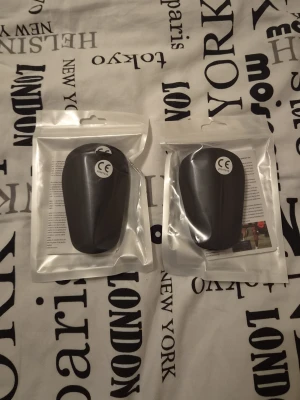 Mini benskydd - Jag säljer 2 st minibenskydd för endast 90 kr/st från Intersport. 1 par= 90 kr 2 par= 180 kr De är 8 cm långa och 5 cm bredda. Jag har svarta på lagret så passa på och köp hur många du vill. Tveka inte att kontakta om du är intresserad eller har några frågor! Först till kvarn som gäller!